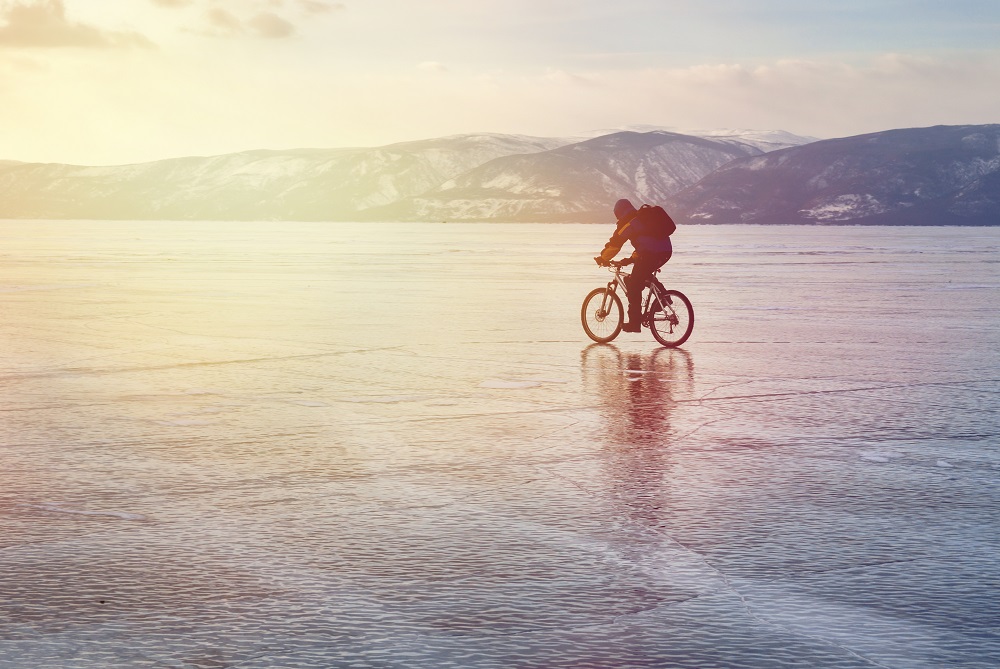Jazda na rowerze po zamarzniętym jeziorze